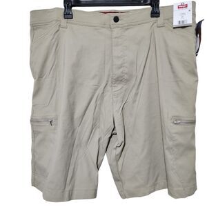 Wrangler Shorts For Men Size 42 Beige Flex Elastic Waistband Secure Zip Pockets